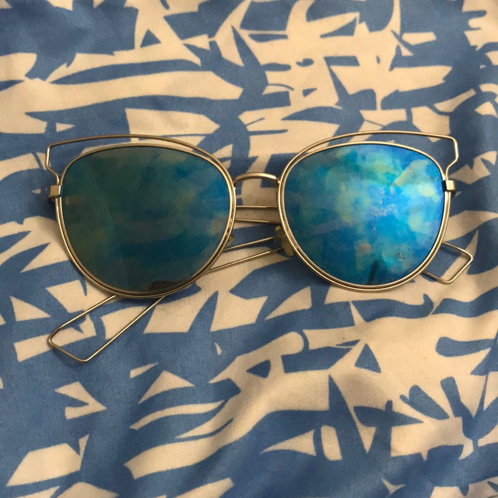 Blue fashionable sunglasses